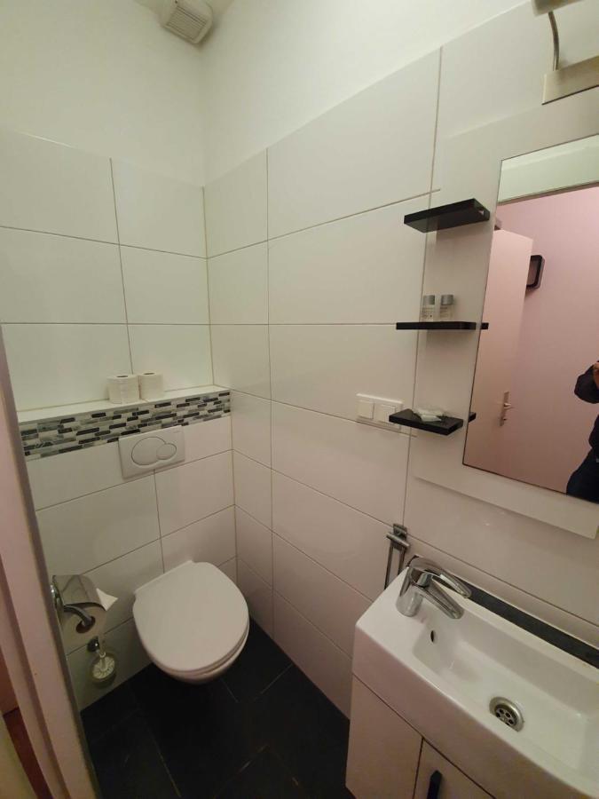 Vibrant Red Apartment I Contactless Check-In Vienna Exterior photo
