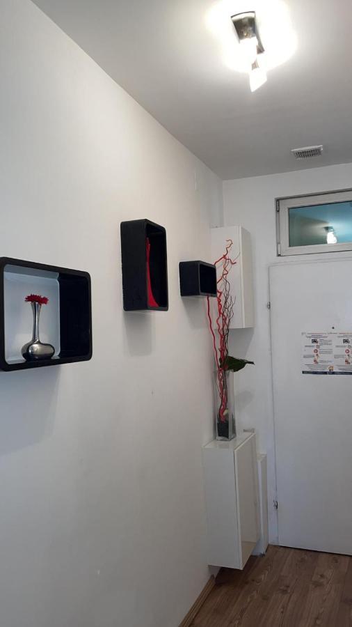 Vibrant Red Apartment I Contactless Check-In Vienna Exterior photo